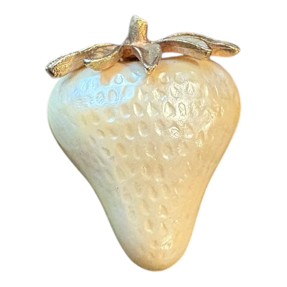 JJ Jonette Strawberry Brooch Pin Pearlized Enamel Vintage/Antique. JB5